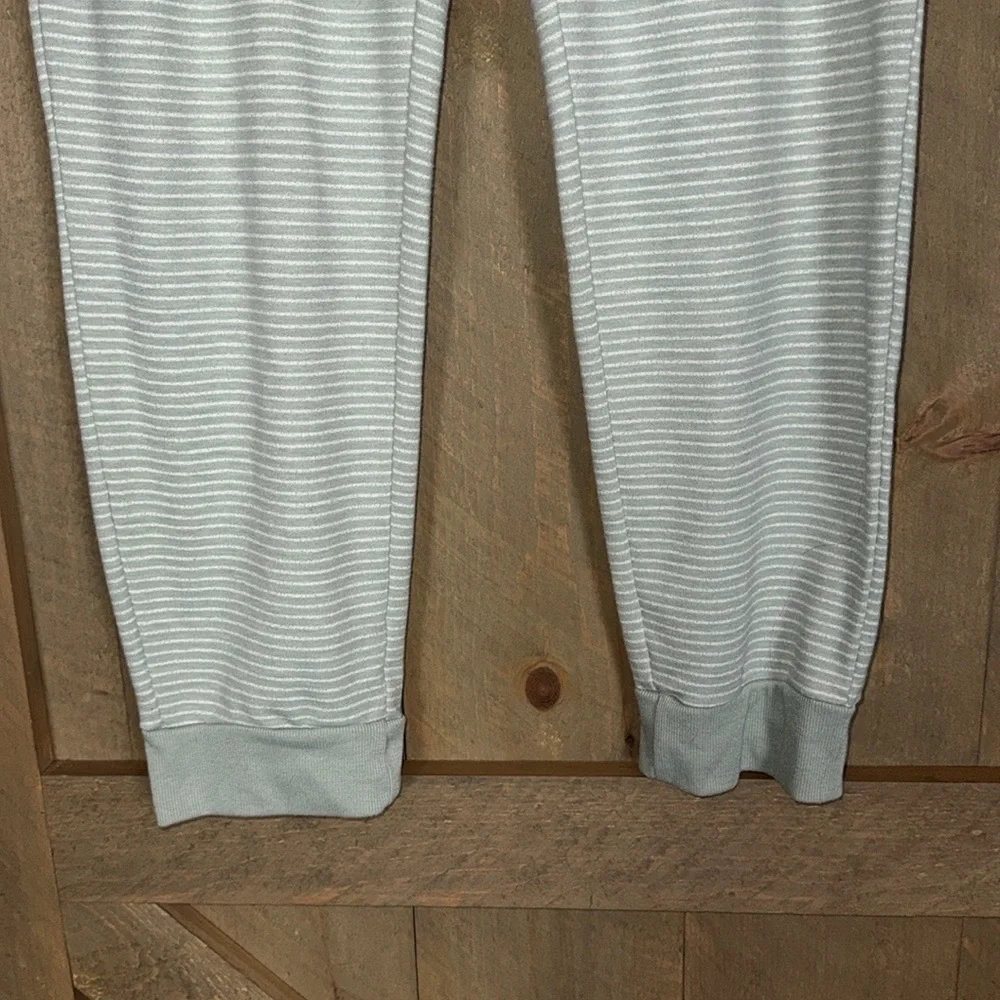 Splendid sage green and white stripe 2 piece loungewear set Size XL